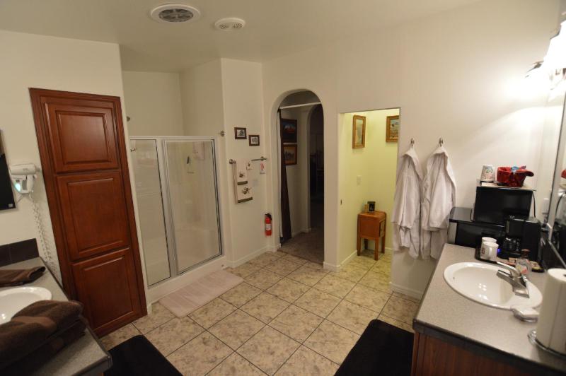 Superior King Room image 4