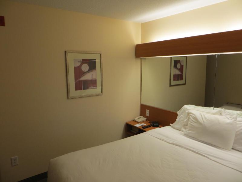 Queen Room - Non-Smoking image 4