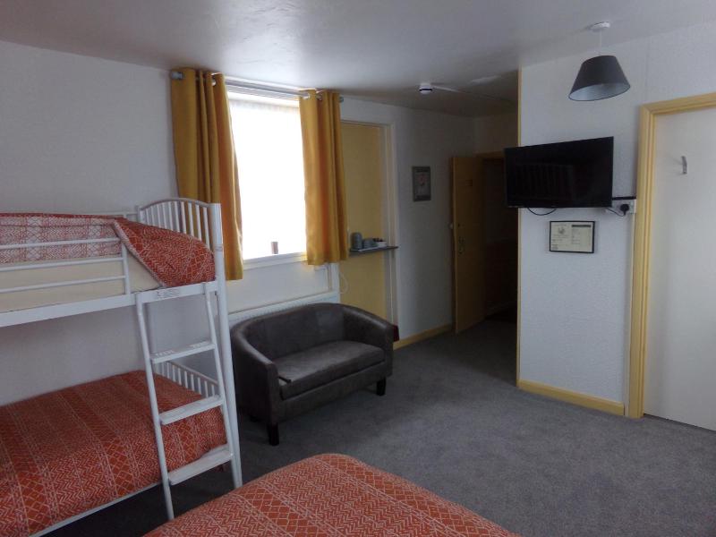 Standard Quadruple Room image 2