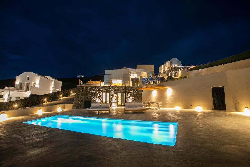 Honeymoon Villa with Caldera View and Private Pool image 1