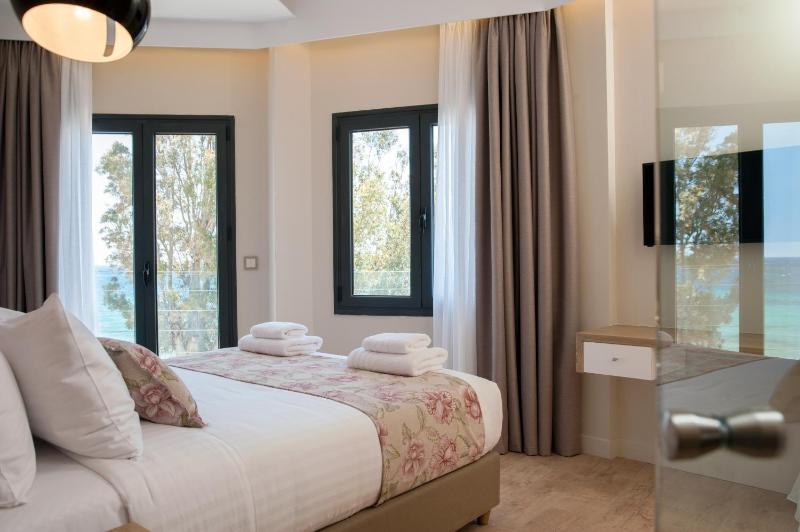 Double or Twin Room with Sea View image 4
