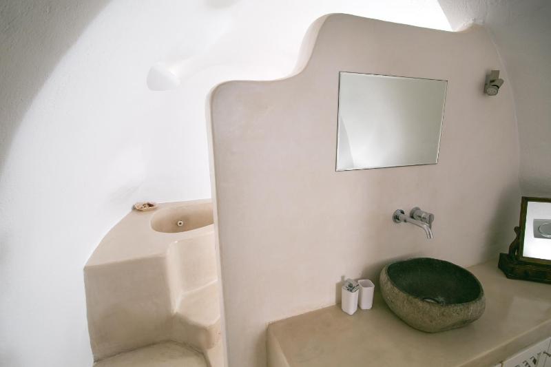 Menias Cave House - image 21