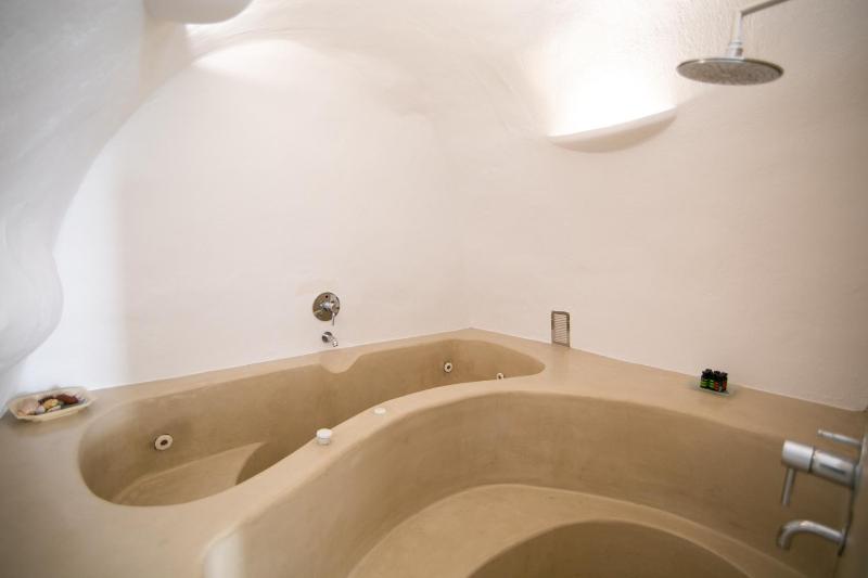 Menias Cave House - image 4