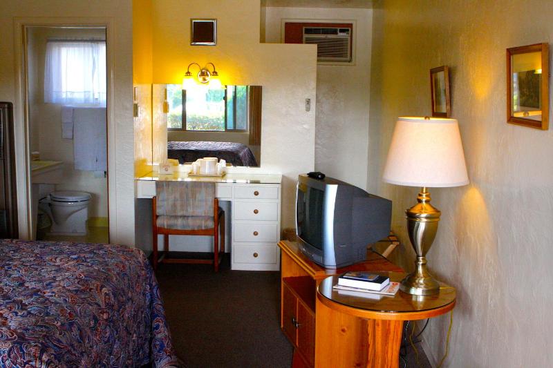 Queen Room image 3
