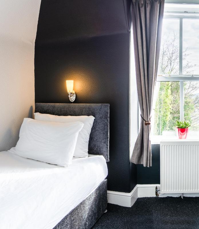 Standard Twin Room with Shared Bathroom image 4