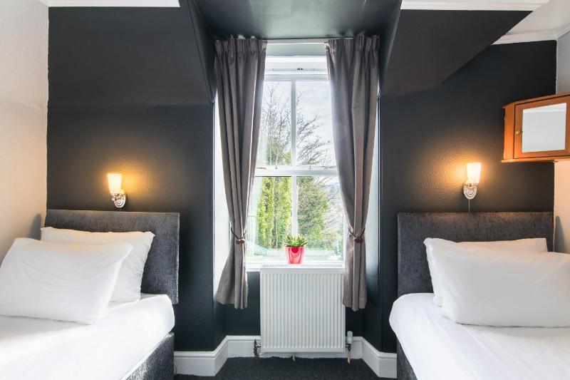 Standard Twin Room with Shared Bathroom image 1