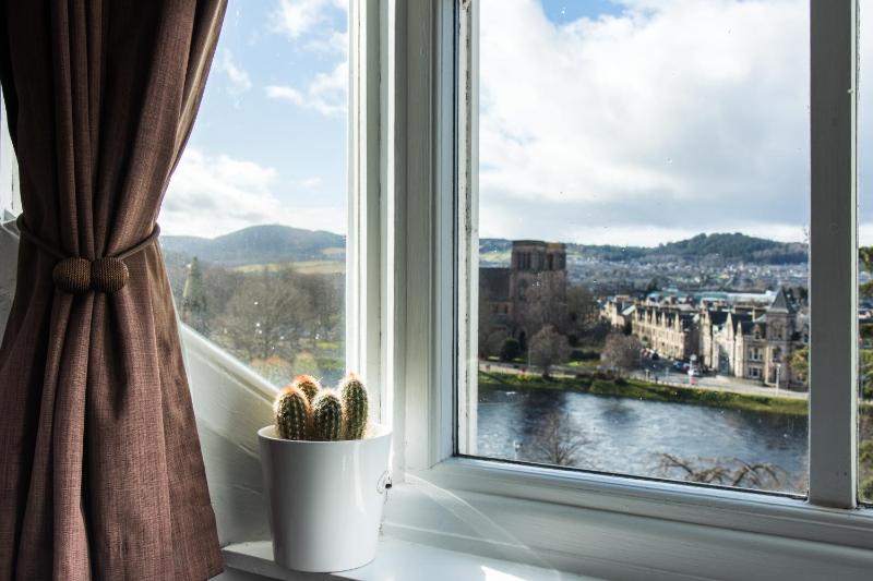 Standard Twin Room with River and Castle View image 3