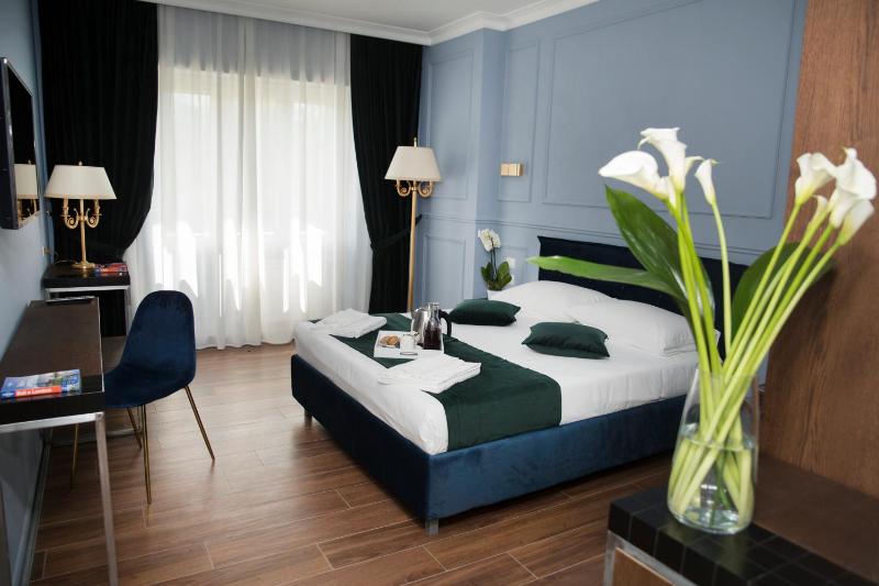 Deluxe Double Room image 3