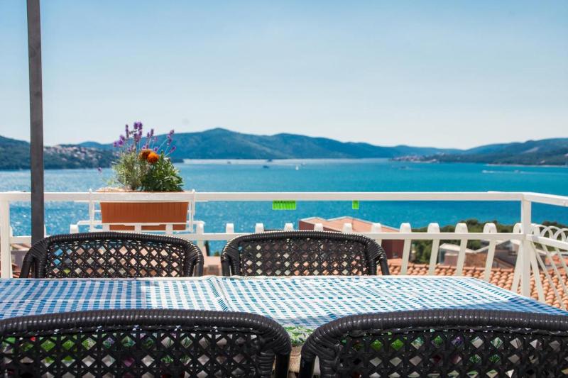 One-Bedroom Apartment with Terrace and Sea View image 3