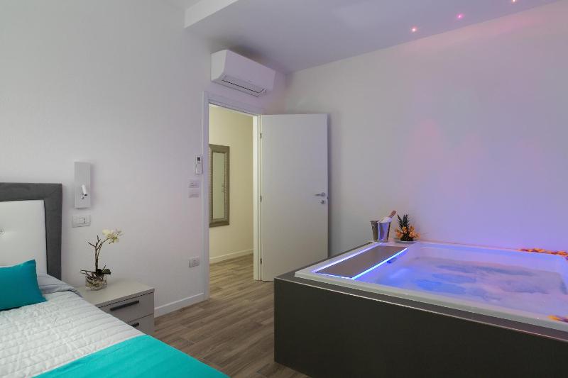 One-Bedroom Apartment with balcony and Spa Bath image 1