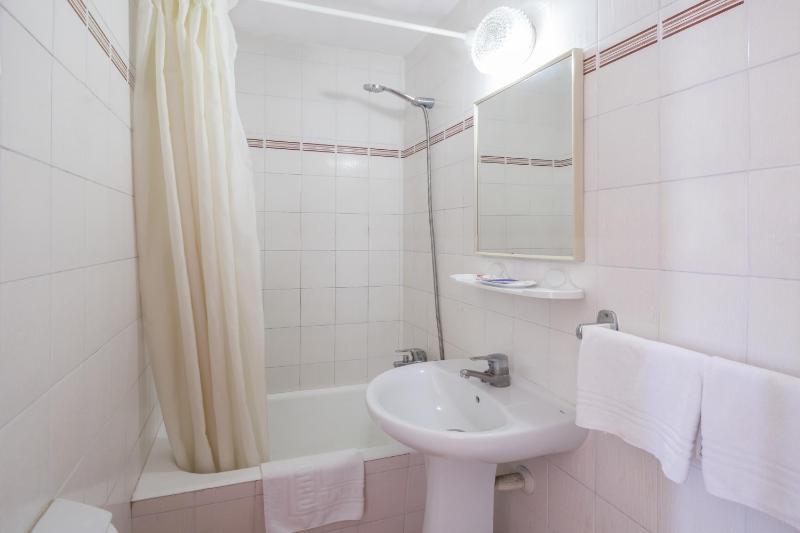 Twin Room image 2