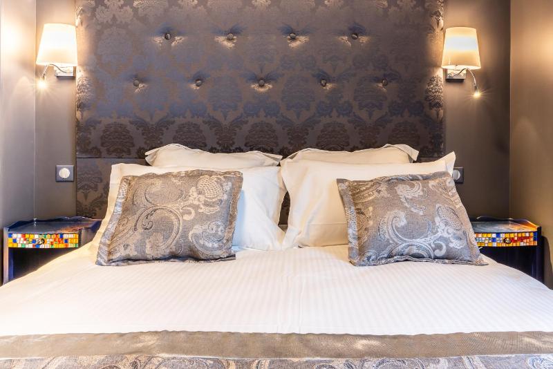 Deluxe Double Room image 3