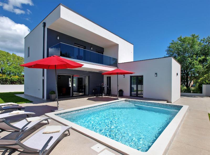 Three-Bedroom Villa image 4