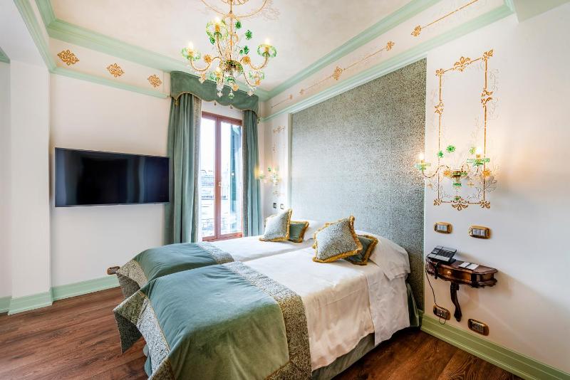 Deluxe Double or Twin Room with Grand Canal View image 4