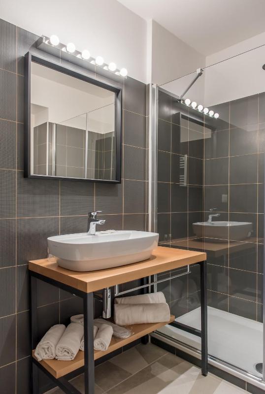 One-Bedroom Apartment image 2