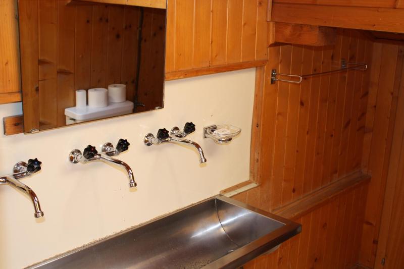 Twin Room with Shared Bathroom image 2