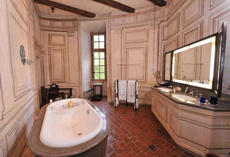 Superior Castle Suite image 4