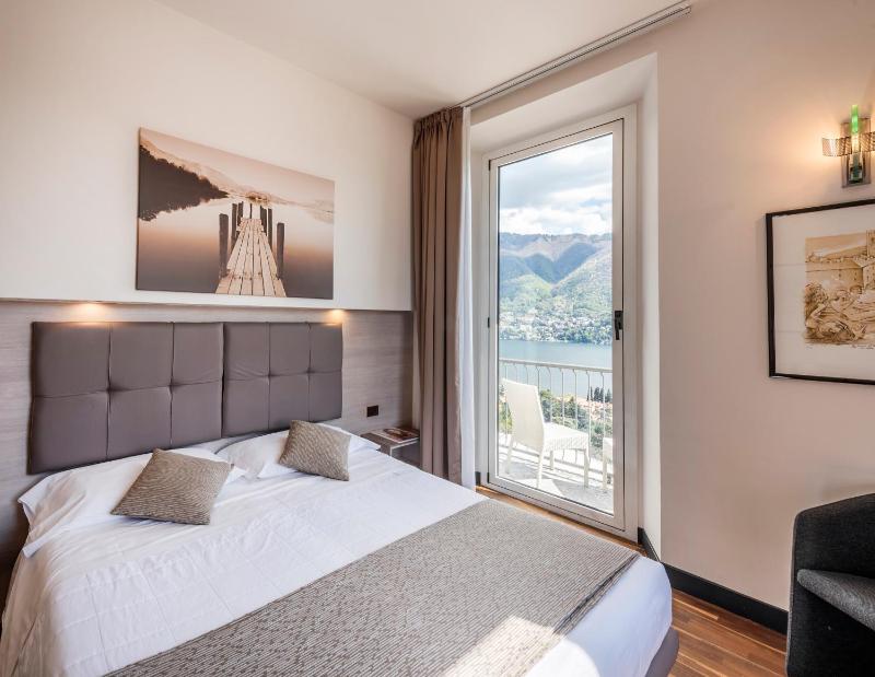 Double Room with Balcony and Lake View image 2