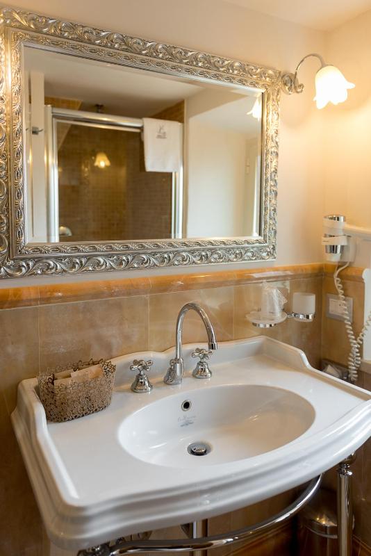 Standard Double Room image 3