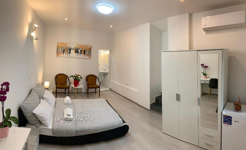 Double Room with Private Bathroom image 3