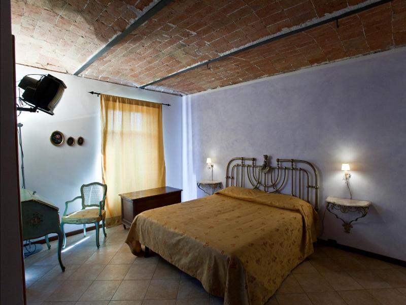 Double Room image 4
