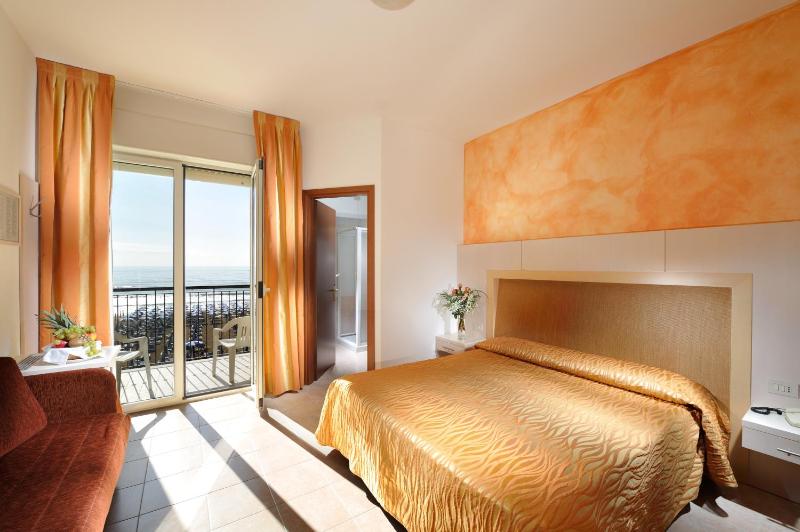 Deluxe Double or Twin Room with Sea View image 1