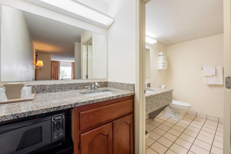 Executive King Room - Non-Smoking image 3