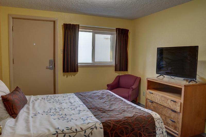 Queen Room image 2