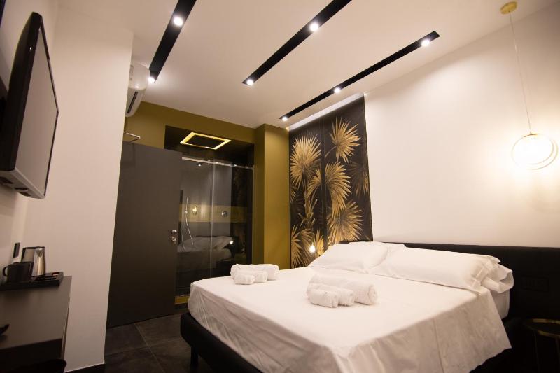 Deluxe King Room image 2