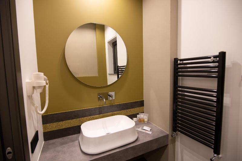 Deluxe King Room image 3