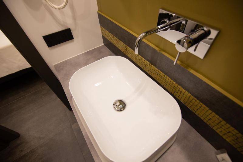 Deluxe King Room image 4