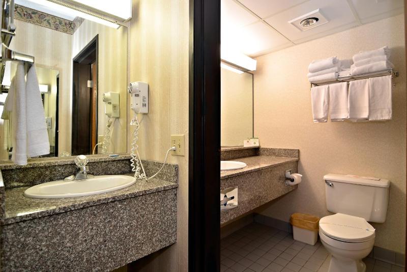 Queen Room with Two Queen Beds - Non-Smoking image 2