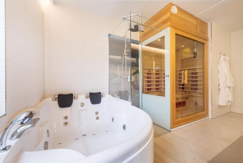 VIP Cottage renewed 4-persons image 2