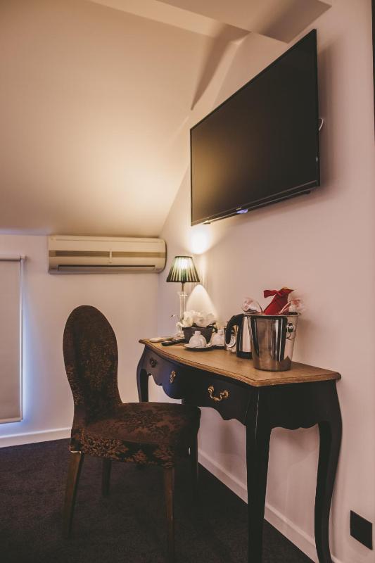 Deluxe Double Room image 3