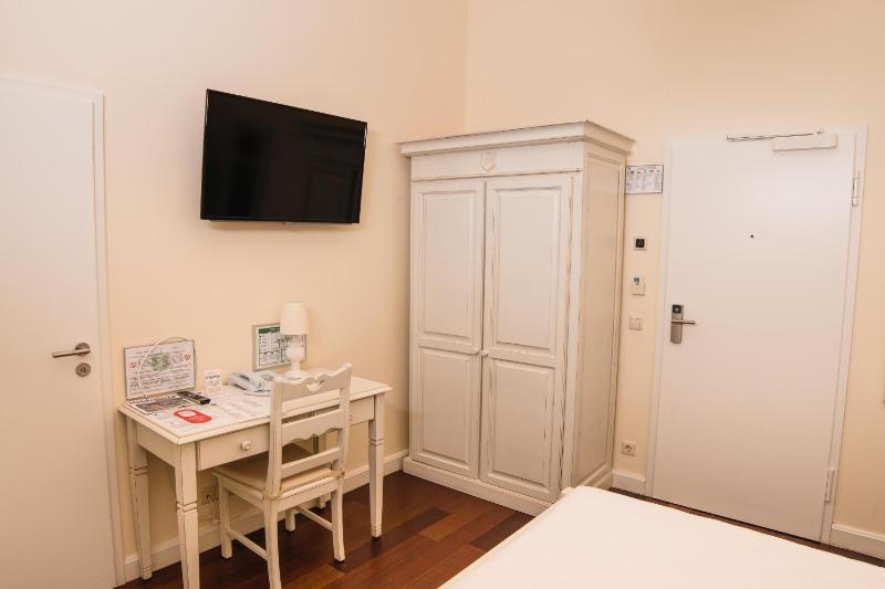 Classic Double Room image 3