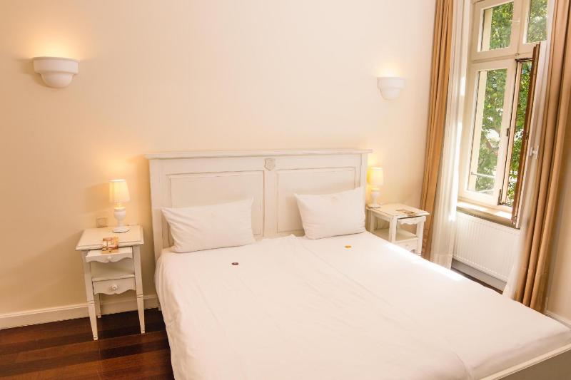 Classic Double Room image 4