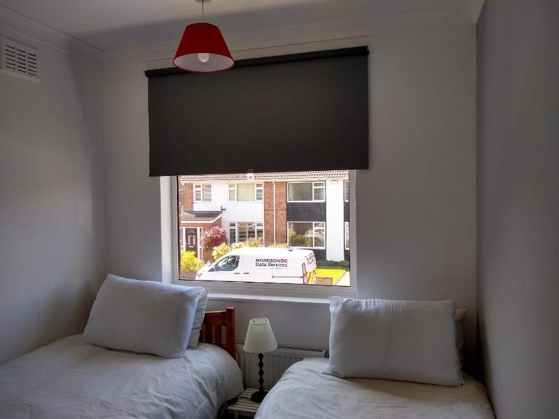 Spacious 5-Bedroom Home with Garden & Parking Near Station - image 50