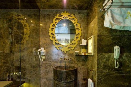 King Suite with Spa Bath image 1