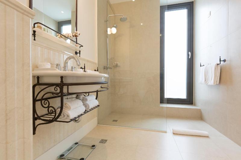 Special Offer - Executive Suite with Terrace and Free One Way Airport Transfer image 4