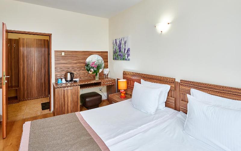 Twin Room with Balcony image 2