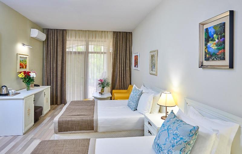 Deluxe Twin Room with Patio image 1
