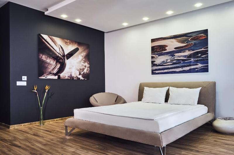 Deluxe Double Room with Balcony image 3