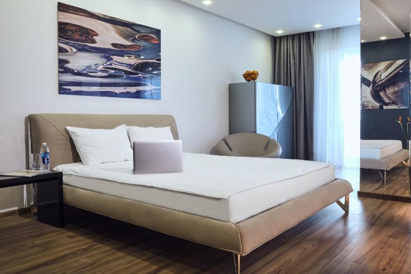 Deluxe Double Room with Balcony image 4