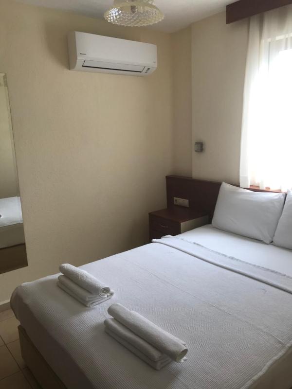Double Room with Pool View image 2