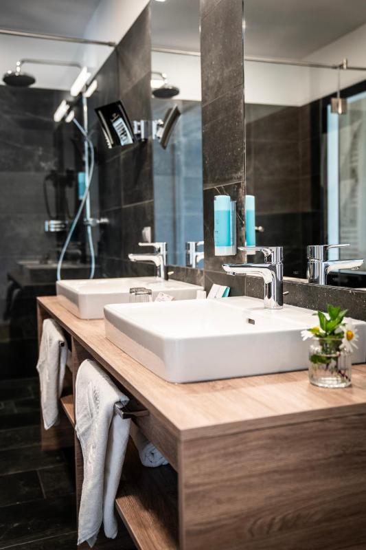 Superior King Suite image 3