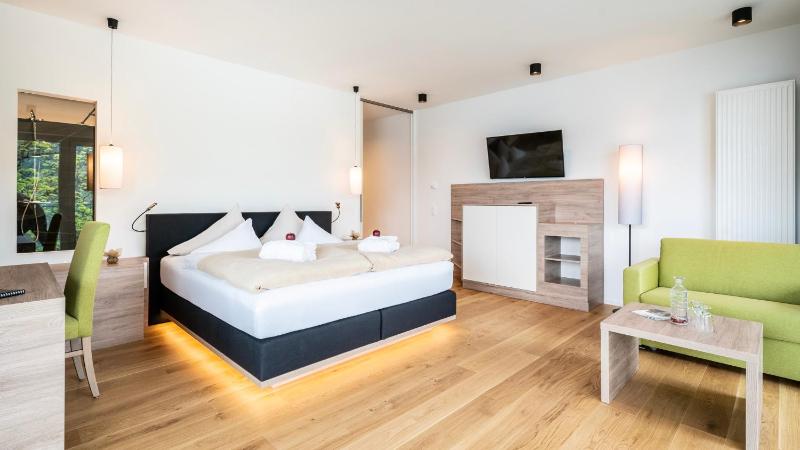 Superior King Suite image 4