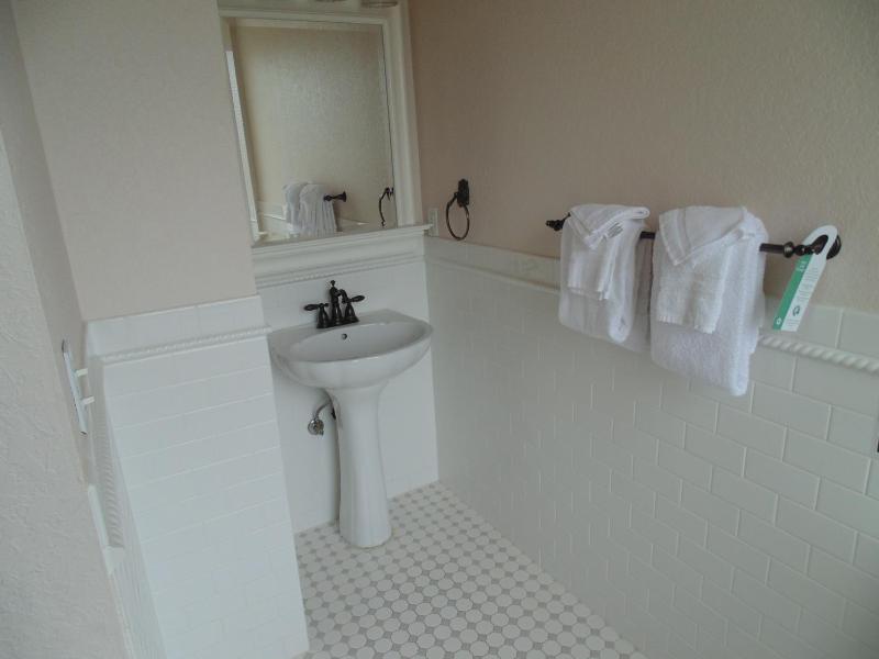 Queen Room image 2