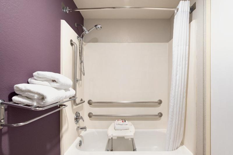 King Room with Bath Tub - Mobility Accessible/Non-Smoking image 3