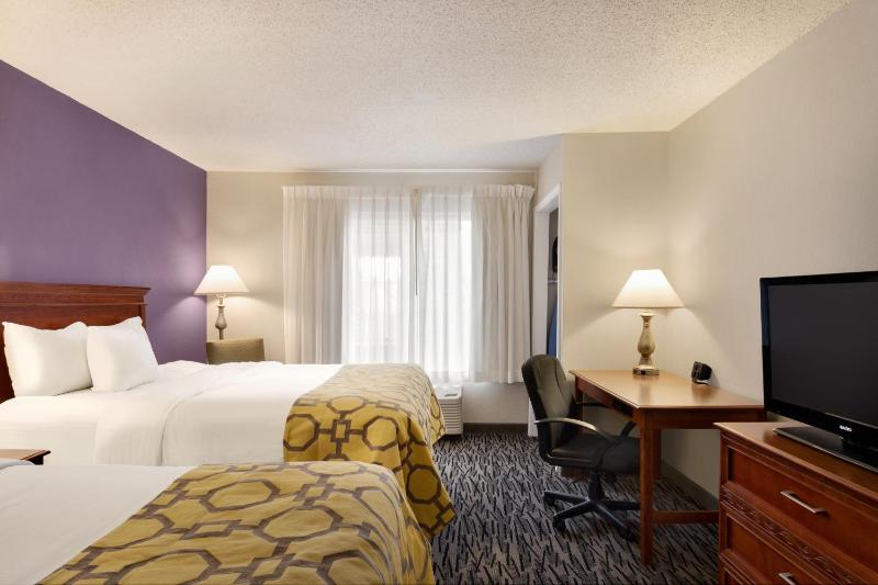 Queen Room with Two Queen Beds - Non-Smoking image 3