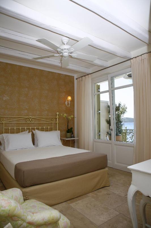 Deluxe Double Room with Sea View image 2